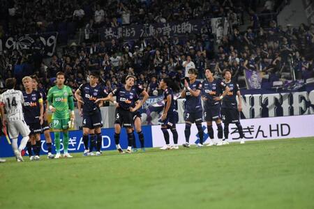 試合終了後、整列に備える広島の選手たち