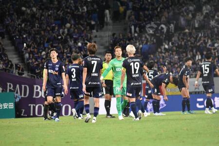 試合終了後、整列に備える広島の選手たち