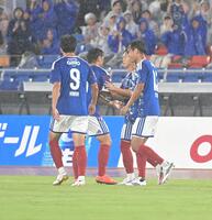 前半先制のゴールを決めイレブンに迎えられる横浜Ｍ・三井寺（撮影・持木克友）