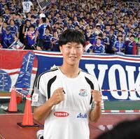 サポーターと写真に納まる横浜Ｍ・三井寺眞（撮影・持木克友）
