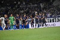 試合終了後、整列に備える広島の選手たち