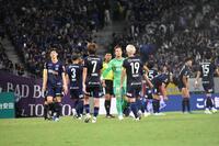 試合終了後、整列に備える広島の選手たち