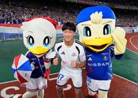 神戸に競り勝ち、写真に納まる横浜Ｍ・三井寺