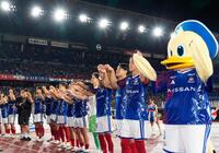 神戸に競り勝ち、サポーターと喜びを分かち合う横浜Ｍの選手たち