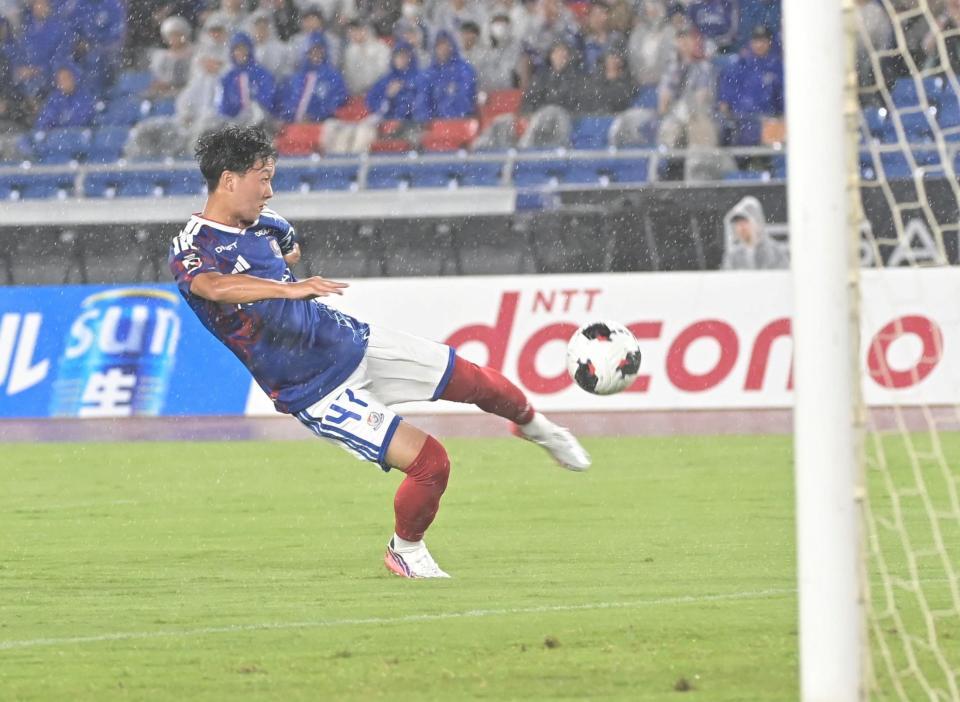 前半、ゴールを決めた横浜Ｍ・三井寺（撮影・持木克友）