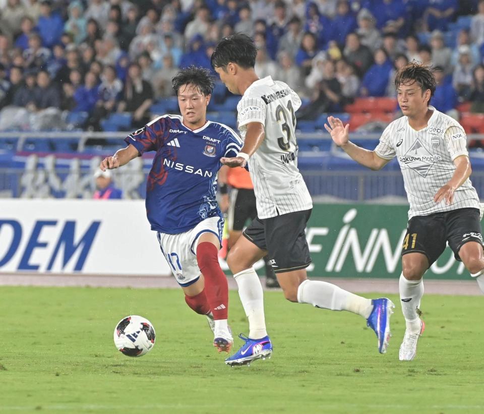 前半ドリブルで持ち込む横浜Ｍ・三井寺（左）＝撮影・持木克友