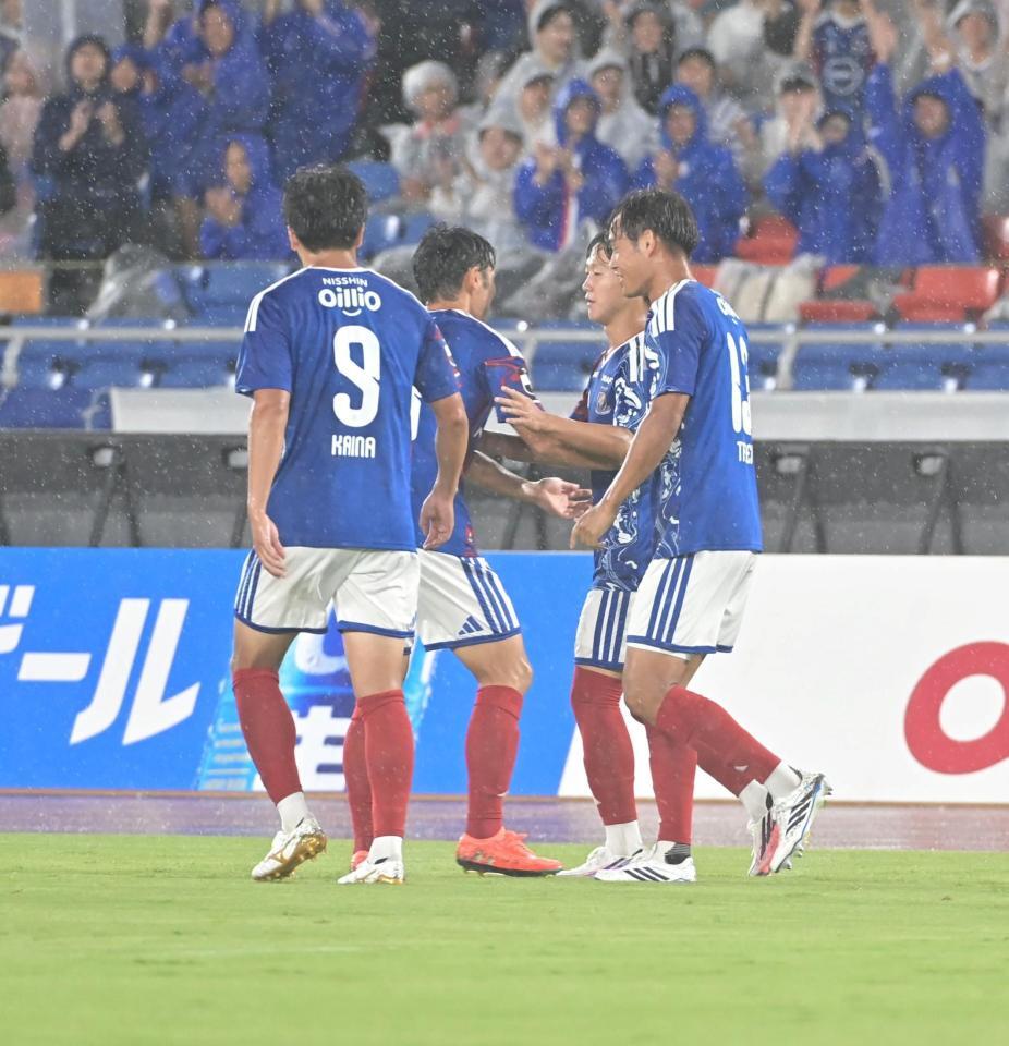 前半先制のゴールを決めイレブンに迎えられる横浜Ｍ・三井寺（撮影・持木克友）