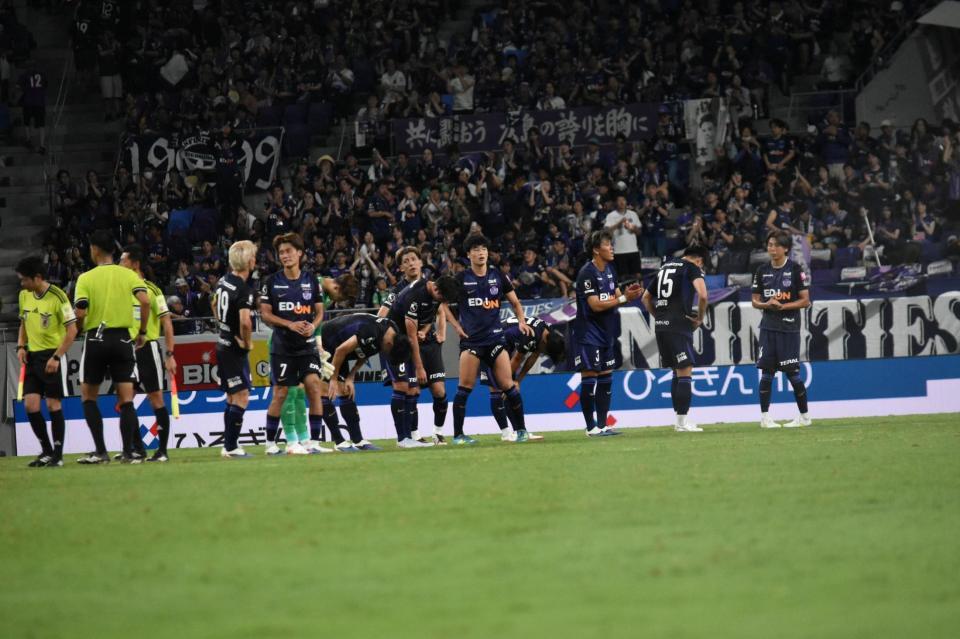 試合終了後、整列に備える広島の選手たち