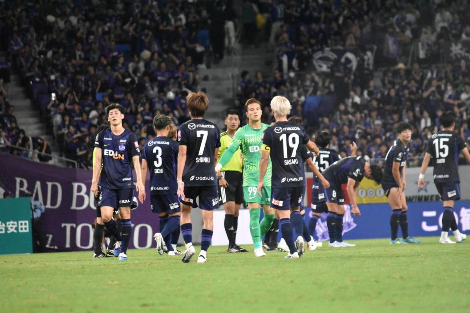 試合終了後、整列に備える広島の選手たち