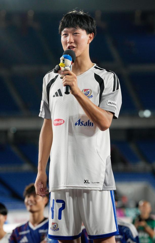 神戸に競り勝ち、お立ち台でサポーターにあいさつする横浜Ｍ・三井寺