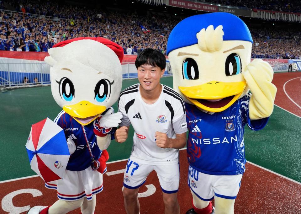 神戸に競り勝ち、写真に納まる横浜Ｍ・三井寺