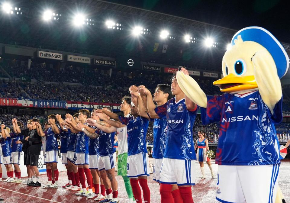 神戸に競り勝ち、サポーターと喜びを分かち合う横浜Ｍの選手たち