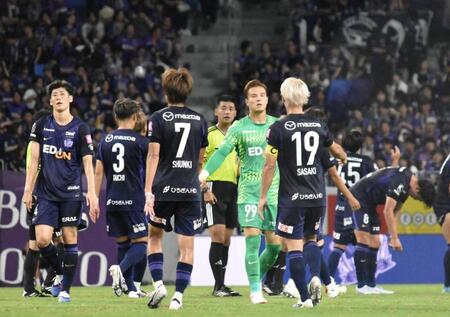 試合終了後、整列に備える広島の選手たち