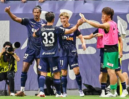 　前半、先制ゴールを決め喜ぶ広島・加藤（中央）