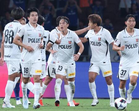 前半、同点ゴールを決め喜ぶ浦和・渡辺凌磨（１３）＝撮影・金田祐二