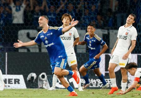 　町田-浦和　後半、チーム３点目のゴールを決め、駆け出す町田・ラビ（左端）＝ＭＵＦＧ国立