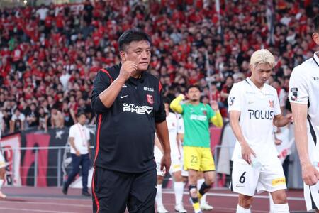 ブーイングを浴びる曺貴裁監督ら浦和イレブン（撮影・金田祐二）