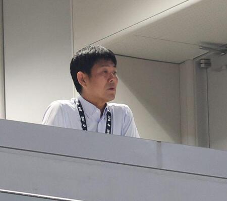 視察する森保一監督（撮影・金田祐二）