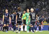 試合終了後、整列に備える広島の選手たち