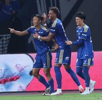 後半、勝ち越しゴールを決め喜ぶ町田・西村拓真（左）＝撮影・金田祐二