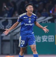 後半、勝ち越しゴールを決めおたけびをあげる町田・西村拓真（撮影・金田祐二）