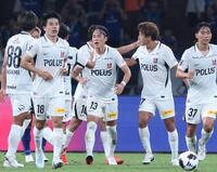 前半、同点ゴールを決め喜ぶ浦和・渡辺凌磨（１３）＝撮影・金田祐二