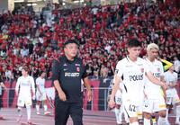 ブーイングを浴びる曺貴裁監督ら浦和イレブン（撮影・金田祐二）