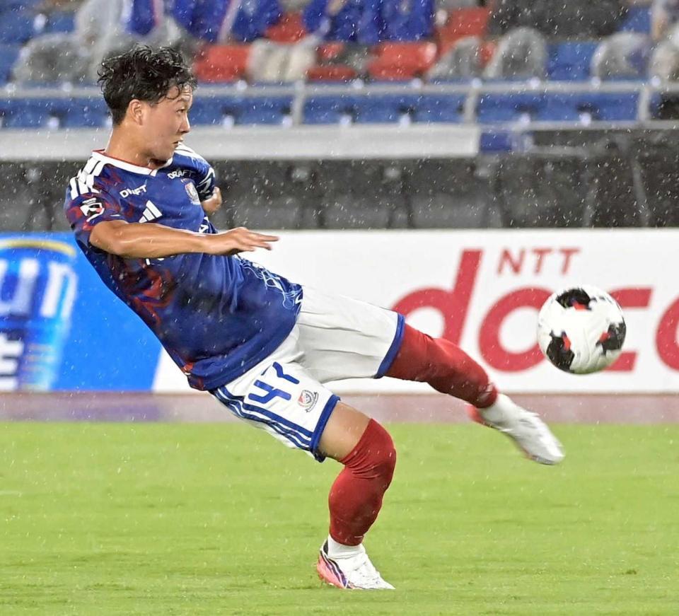 　前半、ゴールを決めた横浜Ｍ・三井寺真（撮影・持木克友）