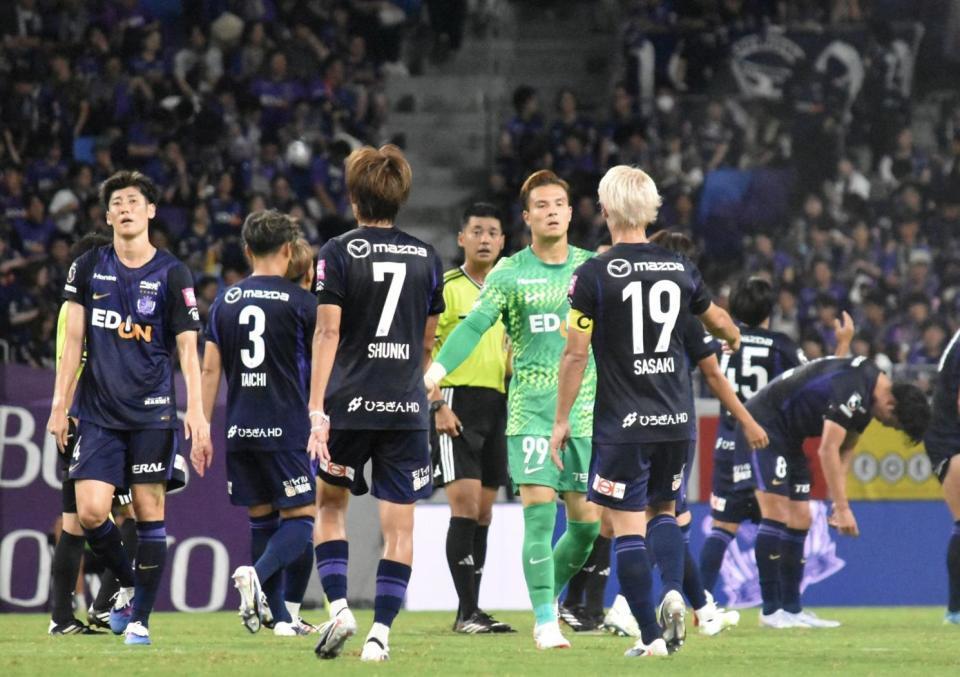 試合終了後、整列に備える広島の選手たち