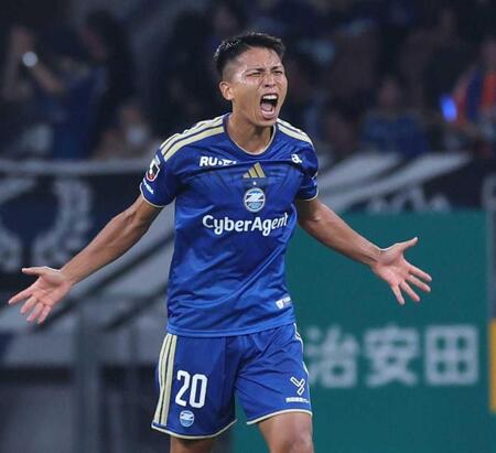 　後半、勝ち越しゴールを決め、雄たけびを上げる町田・西村（撮影・金田祐二）