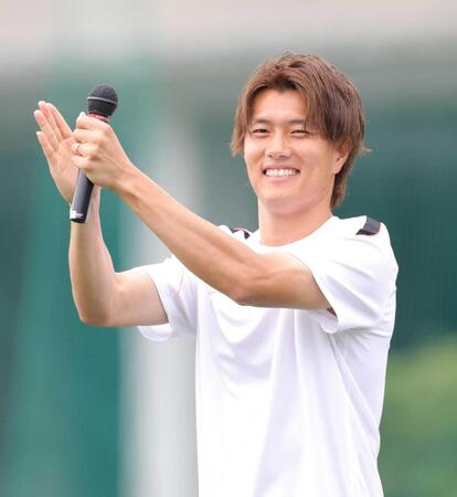 　サッカークリニックに登場する小川航基＝しんよこフットボールパーク（撮影・西岡正）