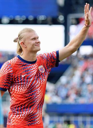 　フランス戦を終え、サポーターの声援に応えるノルウェーのハーランド＝ボストン（共同）