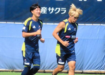 天皇杯２回戦福島戦に向けて調整した横浜ＭのＭＦ三井寺真（左）