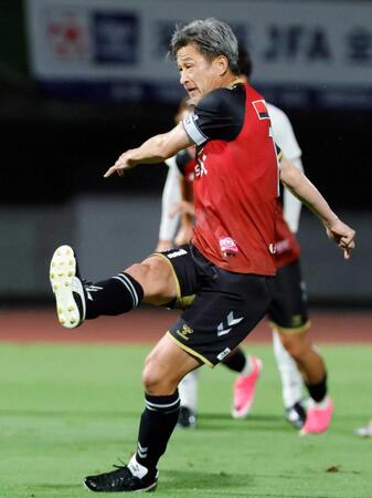 　天皇杯１回戦の大山クラブ戦の前半、先制ＰＫを決める福島・三浦＝１９日