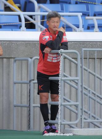 サッカー　天皇杯２回戦　日産スタジアムのピッチを眺める福島・三浦知良（撮影・吉澤敬太）