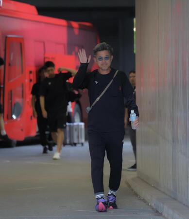 サッカー　天皇杯２回戦　日産スタジアムに入る福島・三浦知良（撮影・吉澤敬太）