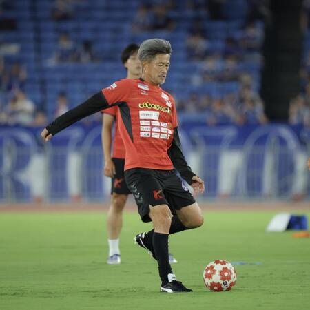 試合前、アップする福島・三浦知良（撮影・吉澤敬太）