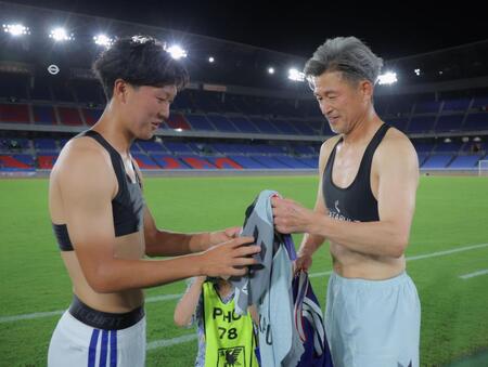 試合後、自ら歩み寄りユニホームを脱いで、横浜Ｍ・三井寺真（左）と交換する福島・三浦知良（撮影・吉澤敬太）