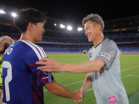 試合後、自ら横浜Ｍ・三井寺真（左）に歩み寄り握手する福島・三浦知良（撮影・吉澤敬太）