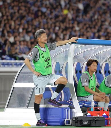 ベンチから試合を見つめる福島・三浦知良（撮影・吉澤敬太）