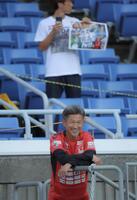 サッカー　天皇杯２回戦　笑顔で日産スタジアムのピッチを眺める福島・三浦知良（撮影・吉澤敬太）