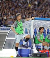 ベンチから試合を見つめる福島・三浦知良（撮影・吉澤敬太）