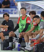 ベンチから試合を見つめる福島・三浦知良（撮影・吉澤敬太）
