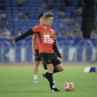 試合前、アップする福島・三浦知良（撮影・吉澤敬太）