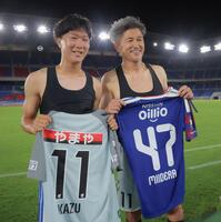試合後、横浜Ｍ・三井寺真（左）とユニホームを交換する福島・三浦知良（撮影・吉澤敬太）