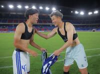 試合後、横浜Ｍ・三井寺真（左）と笑顔でユニホームを交換した福島・三浦知良＝日産スタジアム（撮影・吉澤敬太）