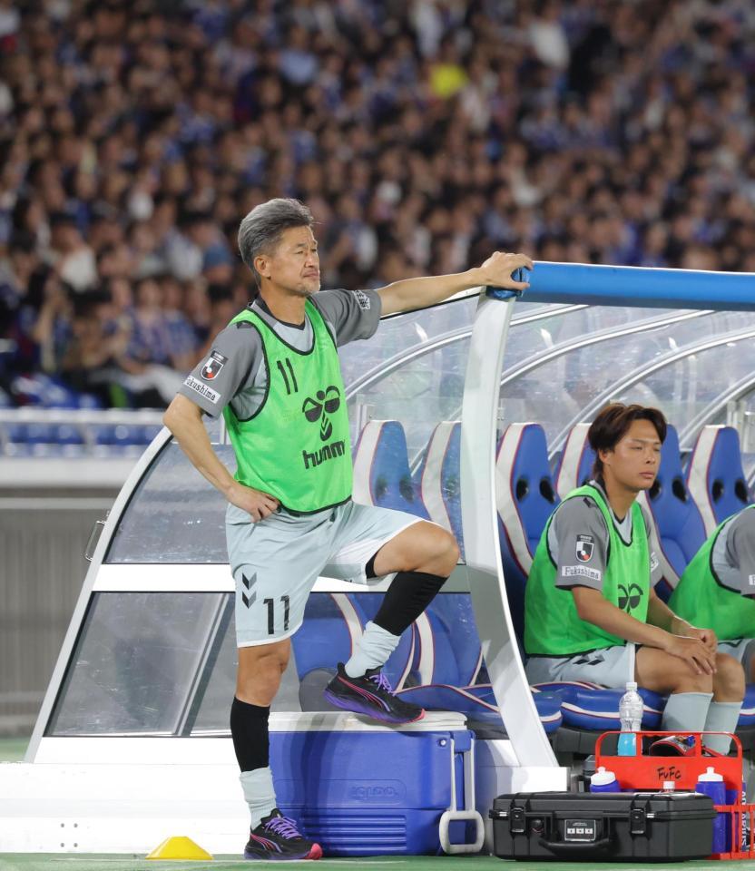 ベンチから試合を見つめる福島・三浦知良（撮影・吉澤敬太）