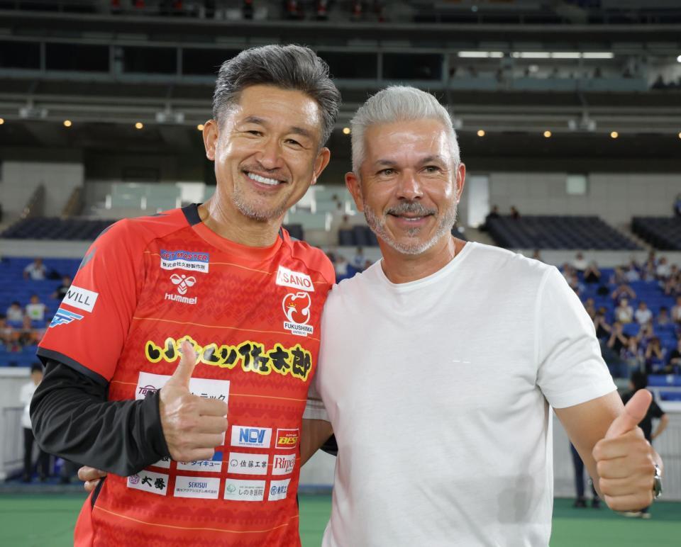 試合前、横浜Ｍ・スティーブ・コリカ監督（右）と肩を組む福島・三浦知良（撮影・吉澤敬太）
