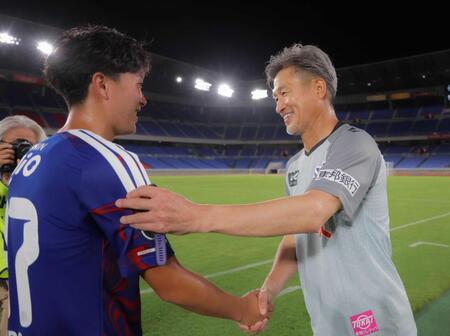 　試合後、自ら横浜Ｍ・三井寺真（左）に歩み寄り握手する福島・三浦知良＝日産スタジアム（撮影・吉澤敬太）
