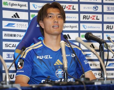 入団会見を行う町田・小川航基（撮影・棚橋慶太）